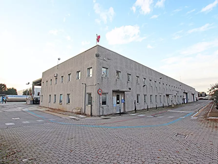 Immagine 2 di Capannone industriale in vendita  a Busto Arsizio
