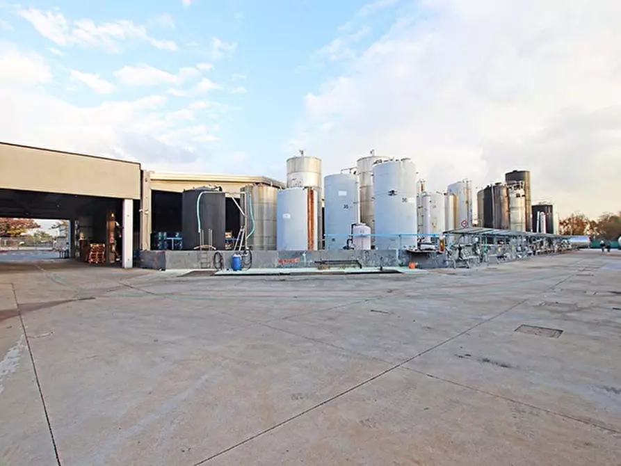 Immagine 10 di Capannone industriale in vendita  a Busto Arsizio