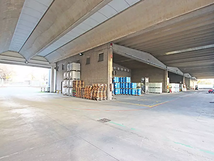 Immagine 11 di Capannone industriale in vendita  a Busto Arsizio