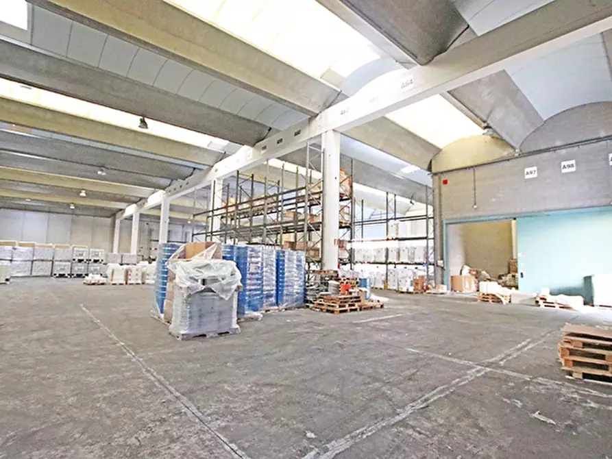 Immagine 12 di Capannone industriale in vendita  a Busto Arsizio