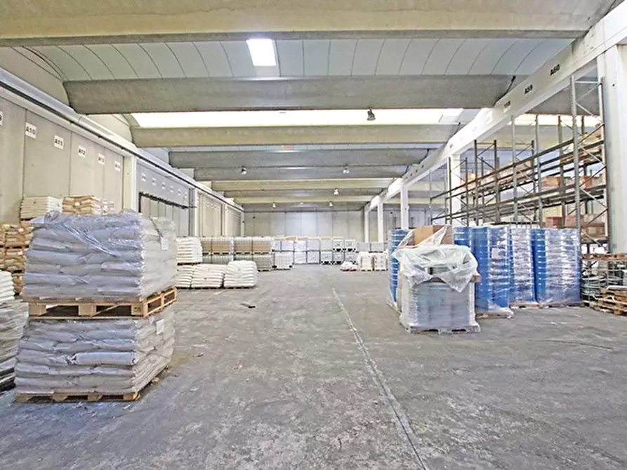 Immagine 13 di Capannone industriale in vendita  a Busto Arsizio