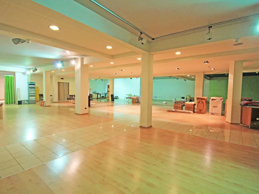 Immagine 8 di Negozio in vendita  in via Dei Termini a Arcene