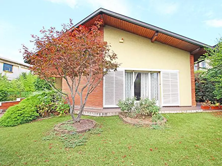 Immagine 2 di Villa in vendita  in via lotto a Seriate