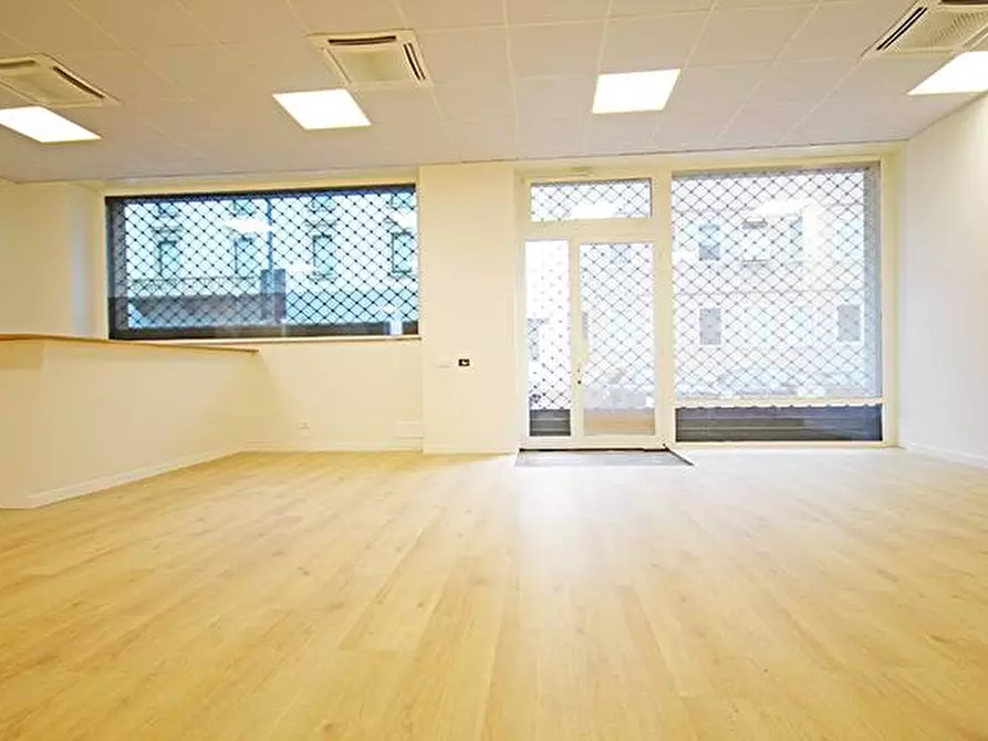 Immagine 8 di Ufficio in vendita  in via clara maffei a Bergamo