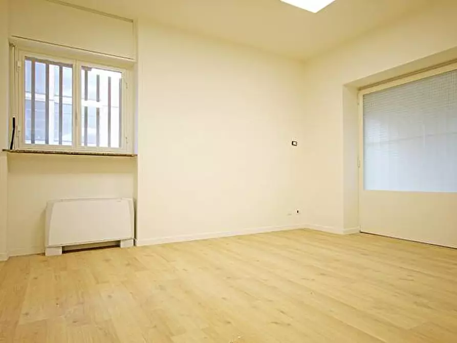 Immagine 13 di Ufficio in vendita  in via clara maffei a Bergamo