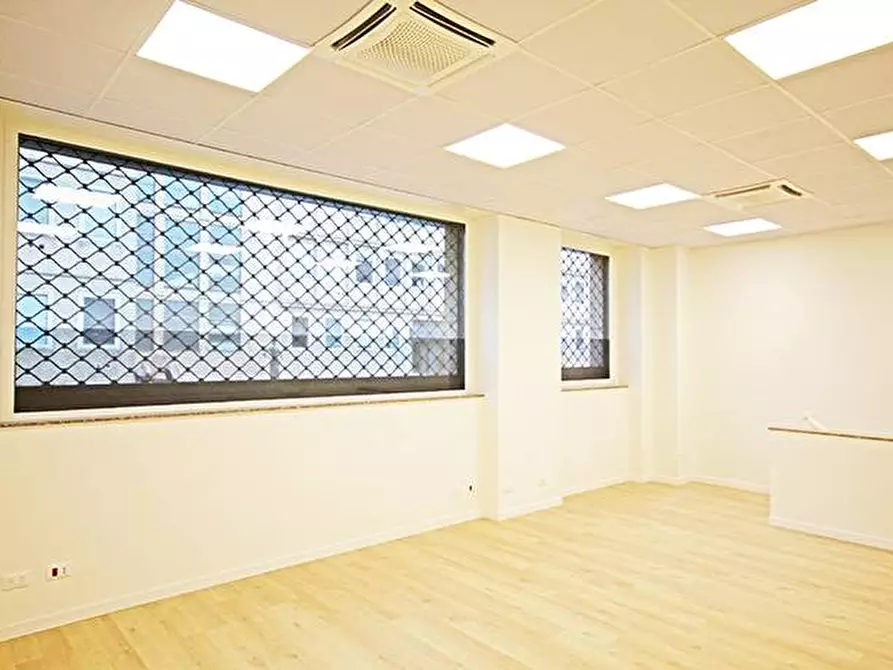 Immagine 14 di Ufficio in vendita  in via clara maffei a Bergamo