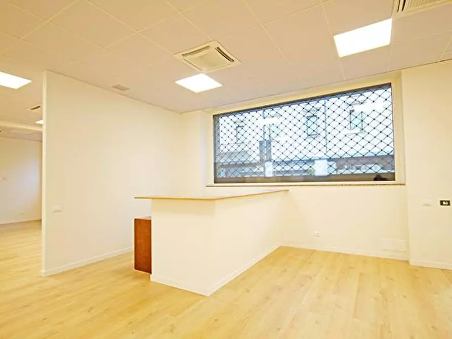 Immagine 2 di Ufficio in vendita  in via clara maffei a Bergamo