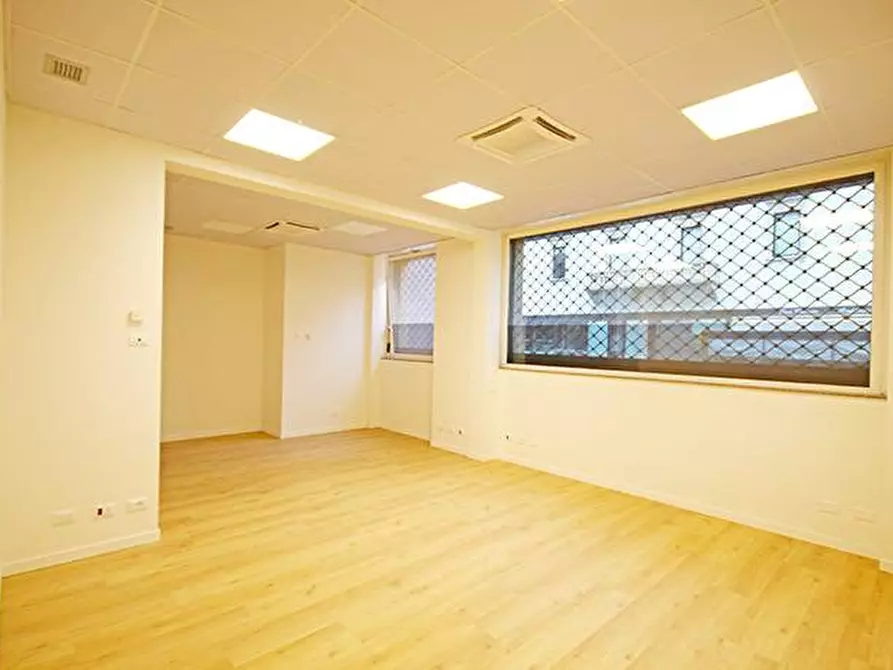 Immagine 5 di Ufficio in vendita  in via clara maffei a Bergamo