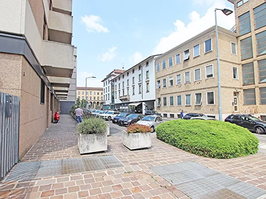 Immagine 27 di Ufficio in affitto  a Bergamo