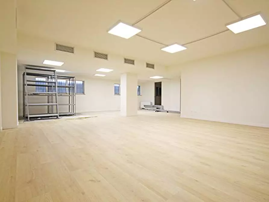 Immagine 21 di Ufficio in affitto  a Bergamo