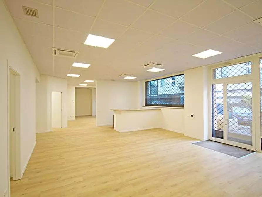 Immagine 26 di Ufficio in affitto  a Bergamo