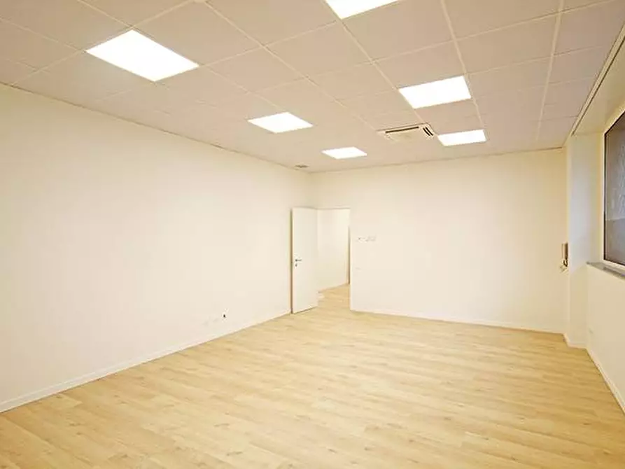 Immagine 26 di Ufficio in affitto  a Bergamo