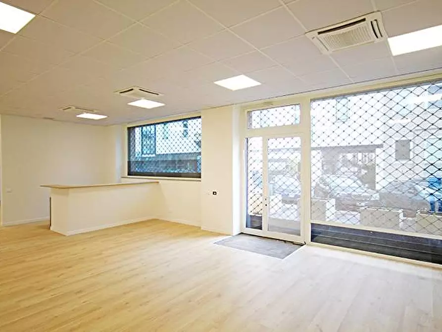 Immagine 27 di Ufficio in affitto  a Bergamo