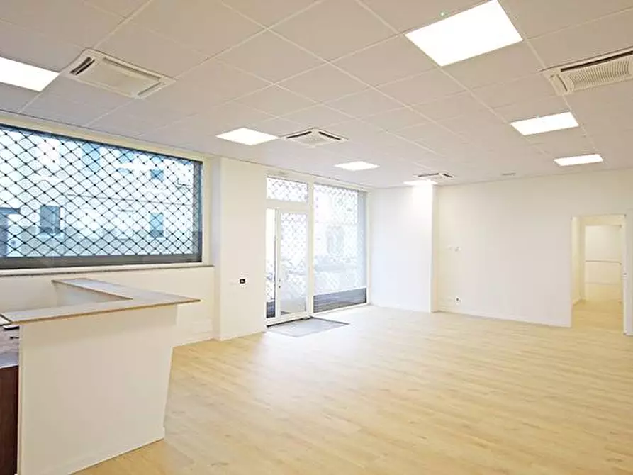 Immagine 29 di Ufficio in affitto  a Bergamo