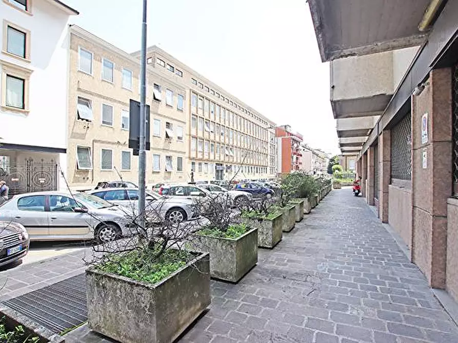 Immagine 30 di Ufficio in affitto  a Bergamo