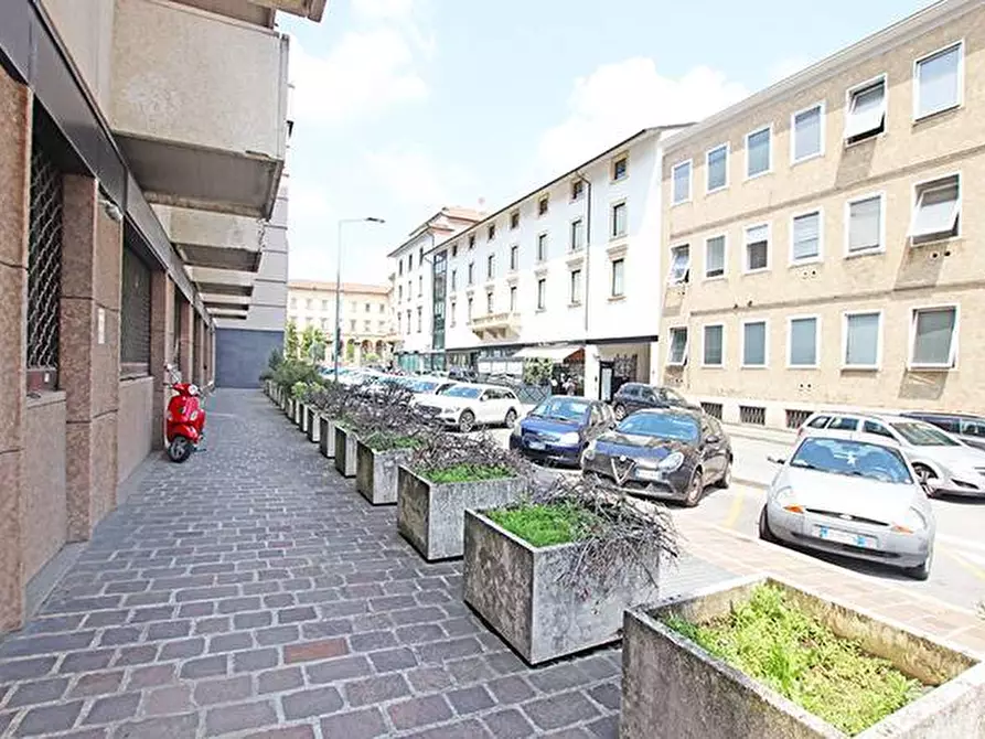Immagine 31 di Ufficio in affitto  a Bergamo