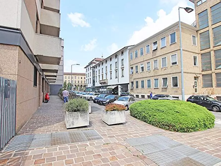 Immagine 32 di Ufficio in affitto  a Bergamo