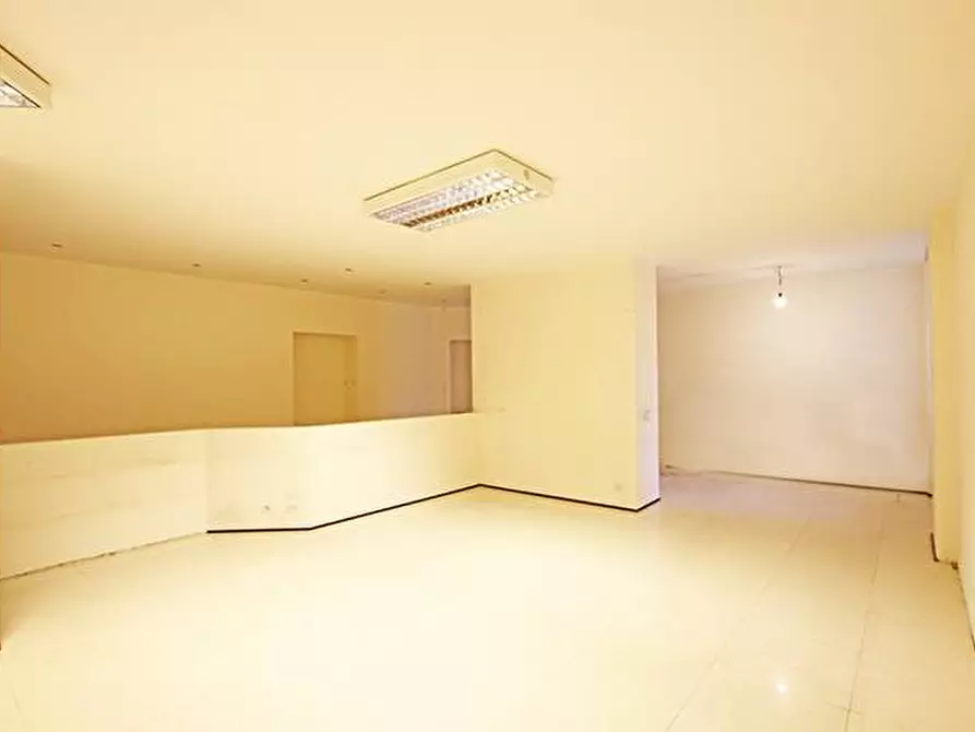 Immagine 11 di Ufficio in affitto  a Bergamo