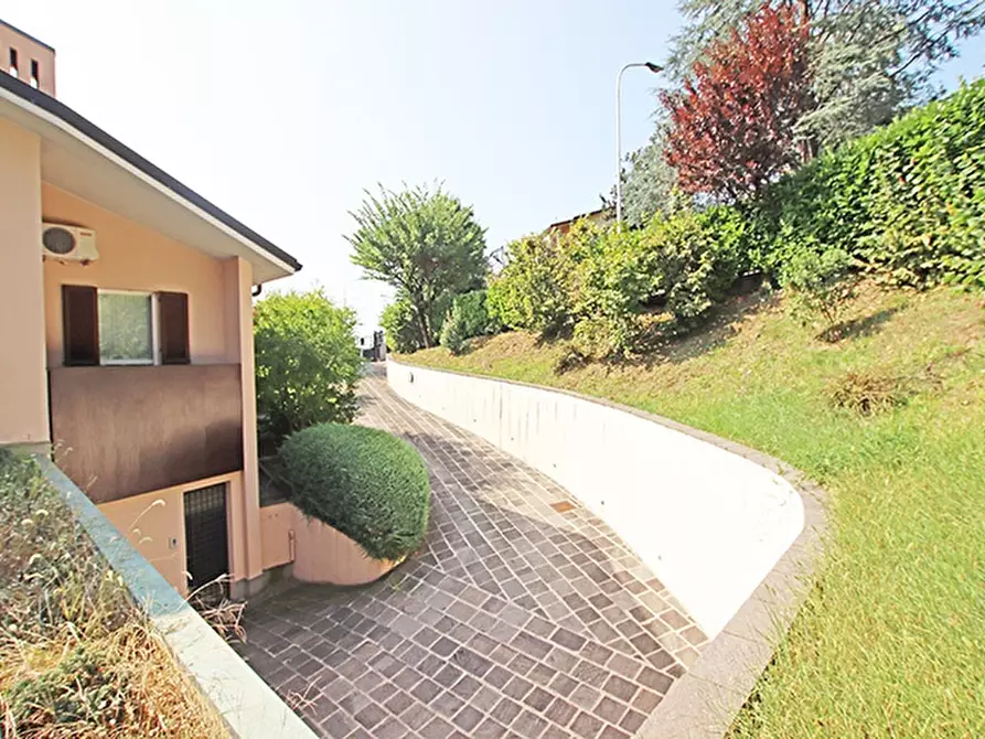 Immagine 2 di Villa in vendita  in via dei corni a Alzano Lombardo