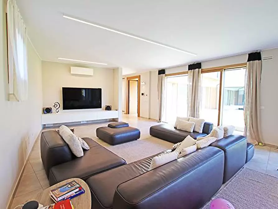 Immagine 15 di Villa in vendita  in via colombo a Treviolo