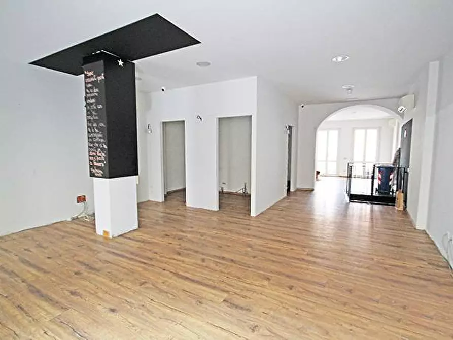 Immagine 2 di Negozio in vendita  in Via San Bernardino a Bergamo