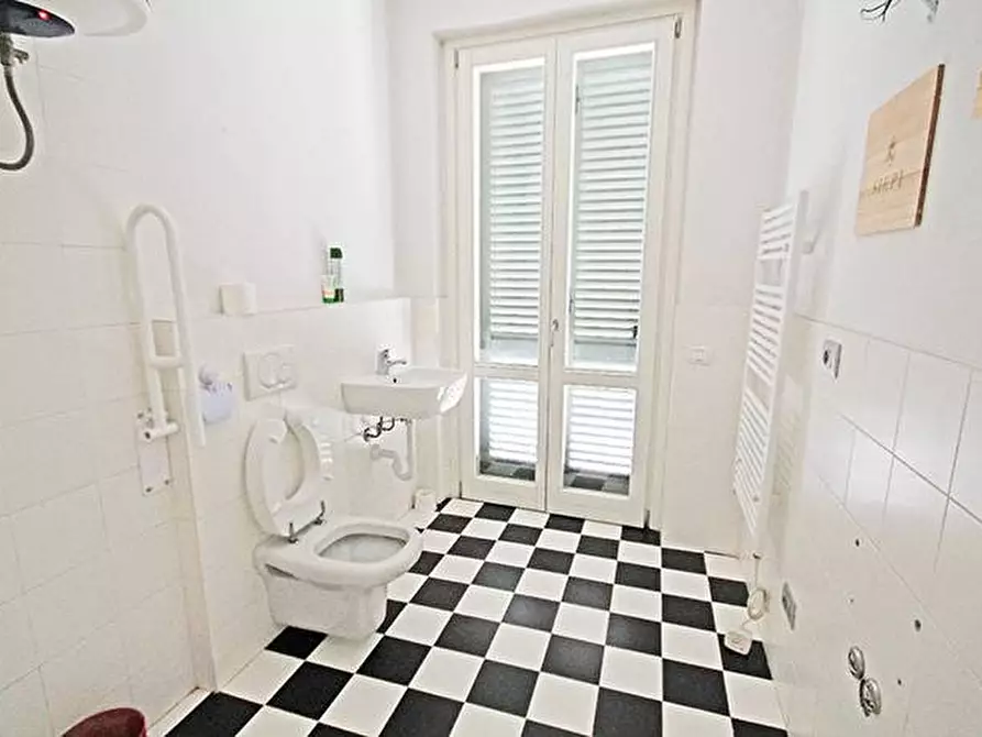 Immagine 5 di Negozio in vendita  in Via San Bernardino a Bergamo