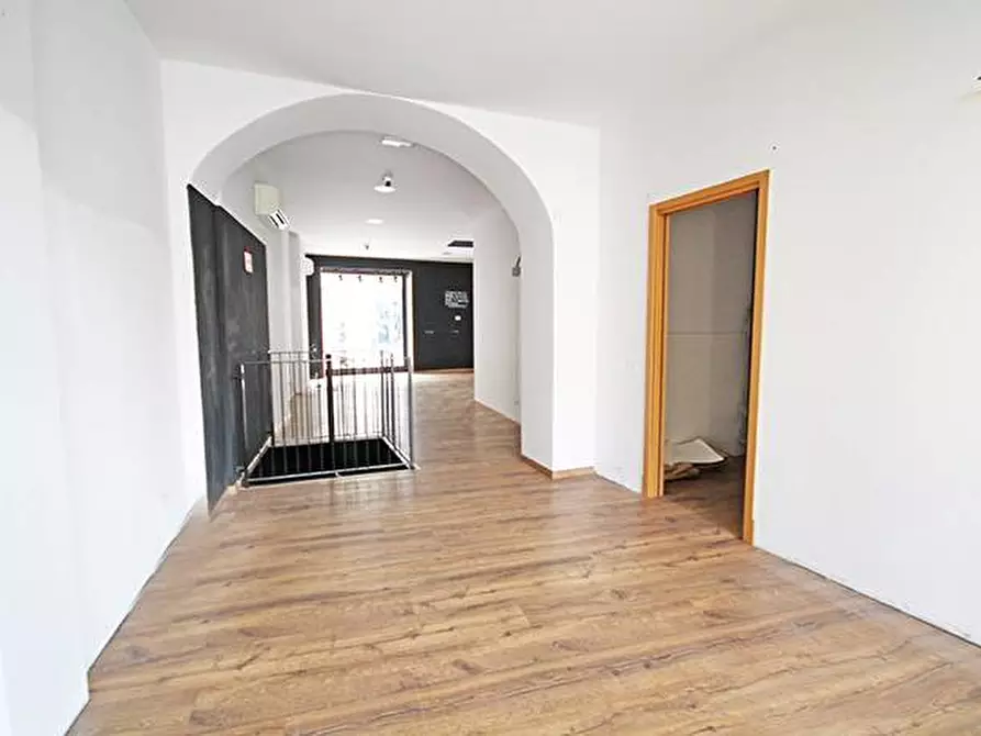 Immagine 4 di Negozio in vendita  in Via San Bernardino a Bergamo