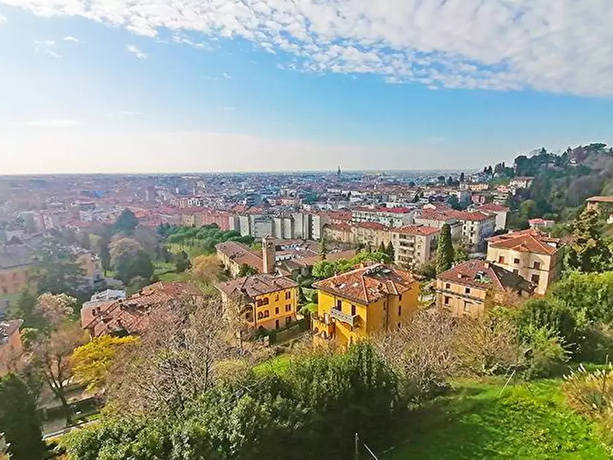 Immagine 1 di Villa in vendita  a Bergamo