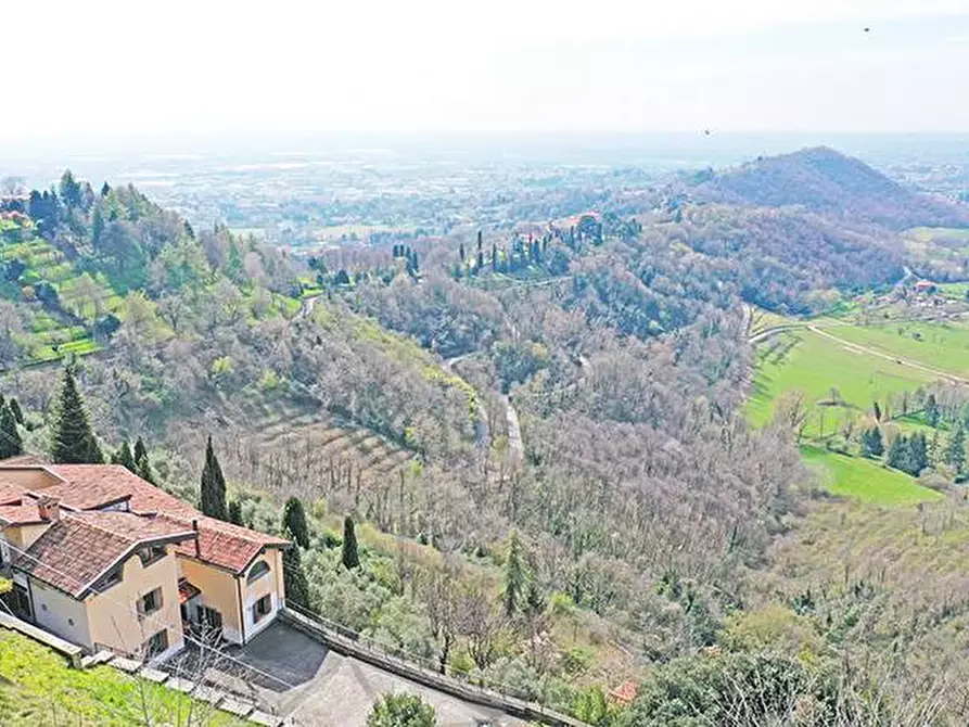Immagine 1 di Villa in vendita  a Bergamo