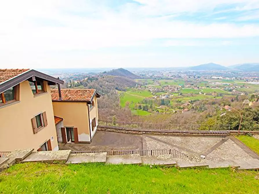 Immagine 2 di Villa in vendita  a Bergamo