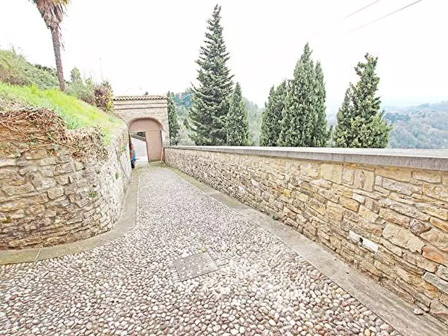 Immagine 15 di Villa in vendita  a Bergamo