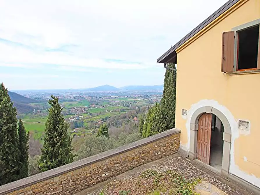 Immagine 17 di Villa in vendita  a Bergamo