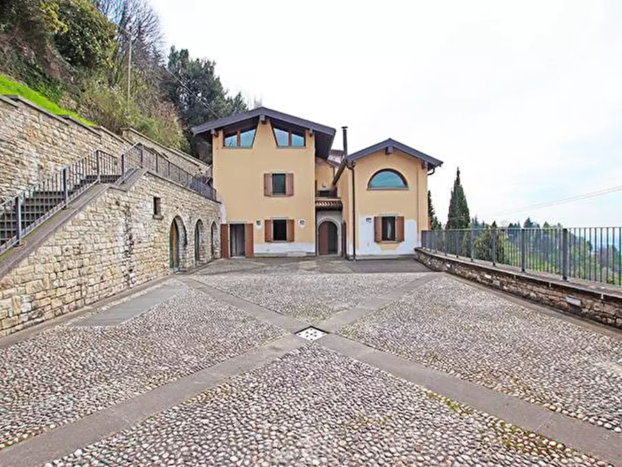 Immagine 7 di Villa in vendita  a Bergamo