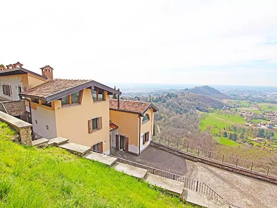 Immagine 4 di Villa in vendita  a Bergamo