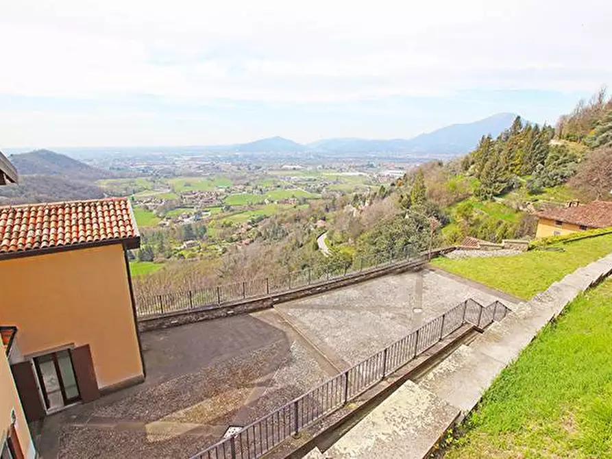 Immagine 5 di Villa in vendita  a Bergamo