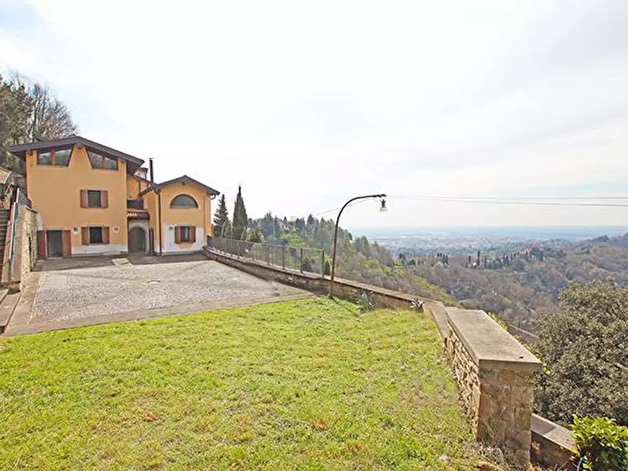 Immagine 6 di Villa in vendita  a Bergamo
