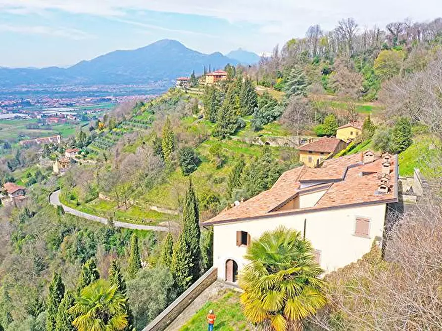 Immagine 10 di Villa in vendita  a Bergamo