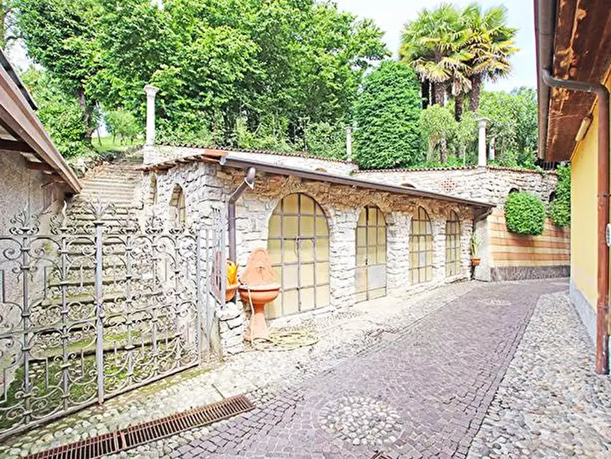 Immagine 6 di Villa in vendita  a Almenno San Bartolomeo