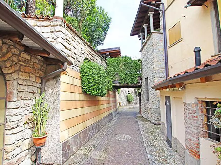 Immagine 5 di Villa in vendita  a Almenno San Bartolomeo