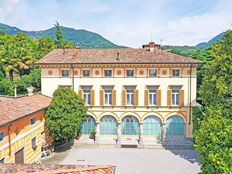 Immagine 2 di Villa in vendita  a Almenno San Bartolomeo