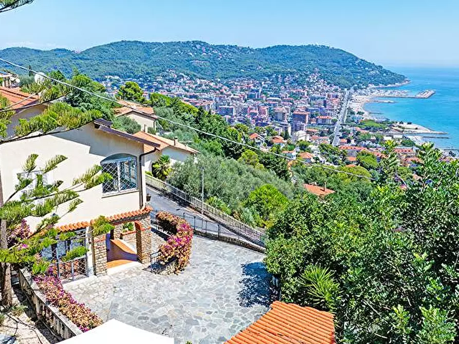 Immagine 1 di Villa in vendita  in via colline a Andora