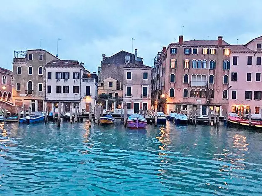 Immagine 3 di Appartamento in vendita  in Calle dei Botteri a Venezia