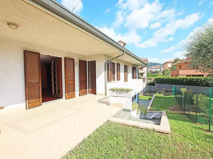 Immagine 2 di Villa in vendita  in via ippolito nievo a Mozzo