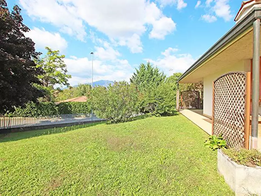 Immagine 3 di Villa in vendita  in via ippolito nievo a Mozzo