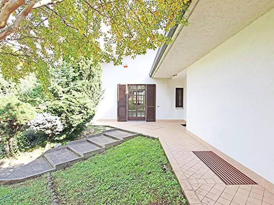 Immagine 5 di Villa in vendita  in via ippolito nievo a Mozzo