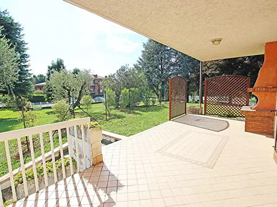 Immagine 10 di Villa in vendita  in via ippolito nievo a Mozzo