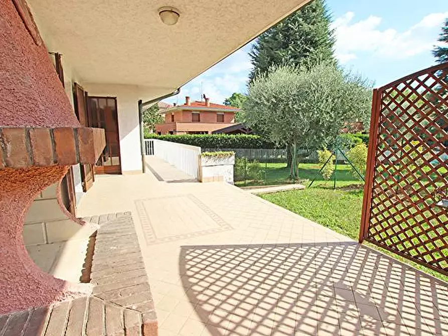 Immagine 11 di Villa in vendita  in via ippolito nievo a Mozzo