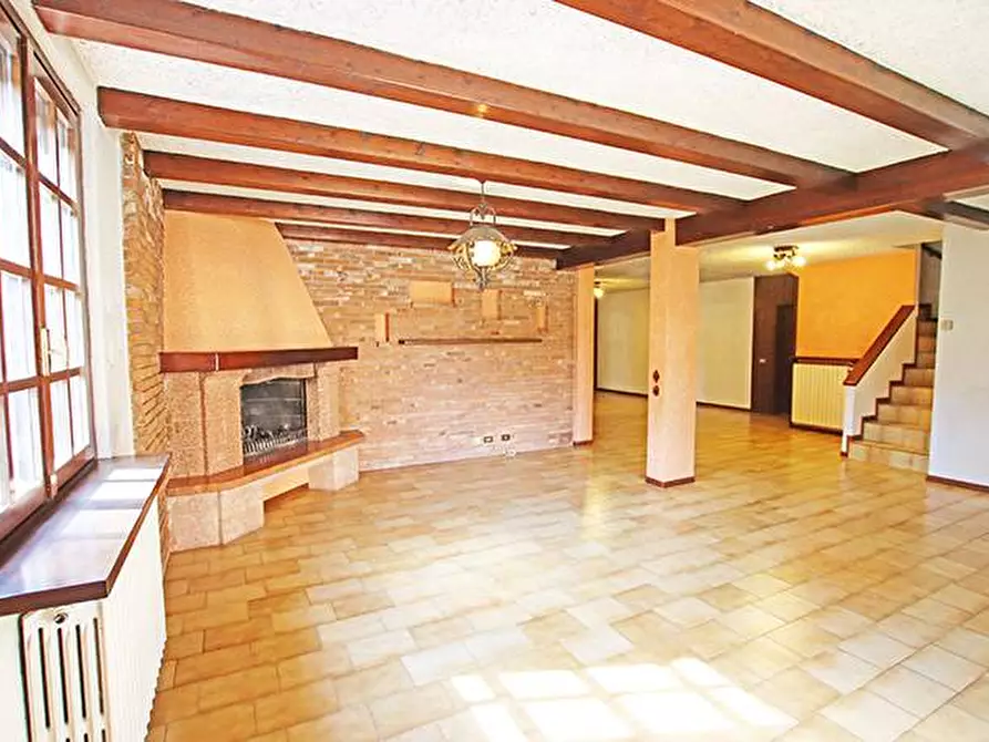 Immagine 34 di Villa in vendita  in via ippolito nievo a Mozzo