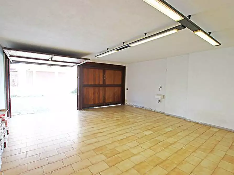 Immagine 38 di Villa in vendita  in via ippolito nievo a Mozzo