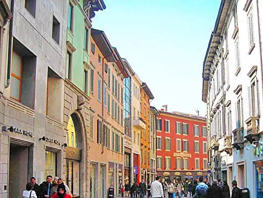 Immagine 1 di Negozio in vendita  in via XX Settembre a Bergamo